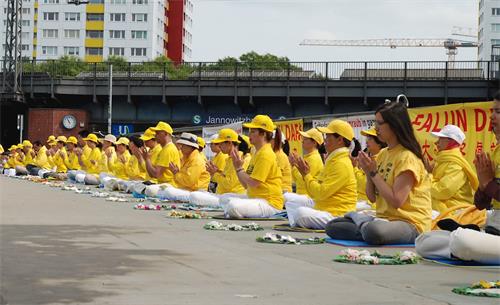 '圖1：亞諾維茨橋上法輪功學員靜坐抗議，揭露迫害。'