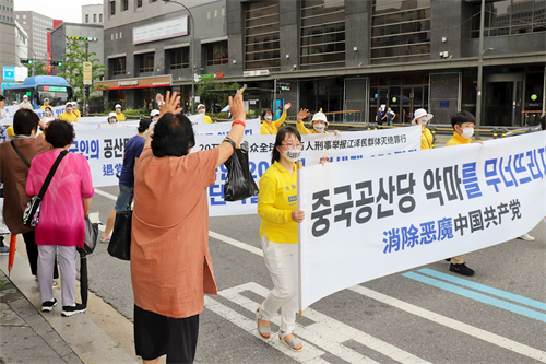 '圖22：原本在店鋪內用餐的一位顧客，向遊行隊伍揮舞手臂表示歡迎。'