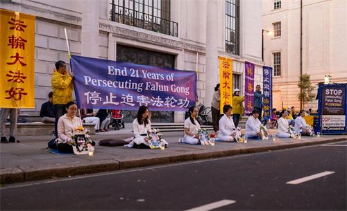 '圖3～4：夜幕降臨，法輪功學員點燃蠟燭，悼念二十一年來被中共迫害致死的法輪功學員'