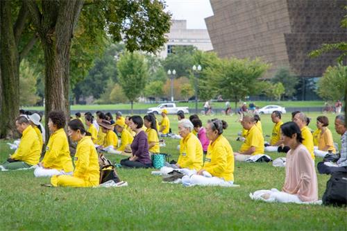 '圖2～4：二零二零年九月二十七日上午，美國華盛頓DC的部份法輪功學員在白宮對面的華盛頓紀念碑下煉功，向路人講述法輪功真相。'