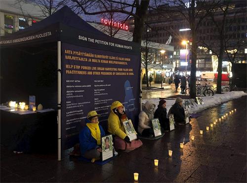 '圖2：一月二十七日，部份法輪功學員在首都市中心舉辦燭光守夜活動。'