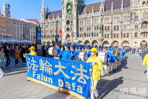 '圖1：二零二一年十月二十九日，法輪功學員在德國慕尼黑舉辦大型集會和遊行，展示法輪功的美好，揭露中共迫害和活體摘取法輪功學員的罪惡。圖為遊行隊伍從瑪利亞廣場（Marienplatz）出發。'