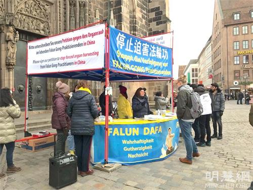 '圖1：二零二一年國際人權日，法輪功學員在紐倫堡聖﹒勞倫斯教堂（St. Lorenz）前舉辦活動，揭露中共迫害法輪功。'