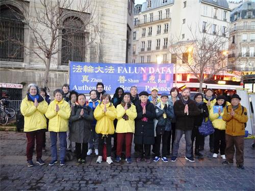 '圖2：巴黎市中心弘法講真相小組恭祝師尊新年快樂。'