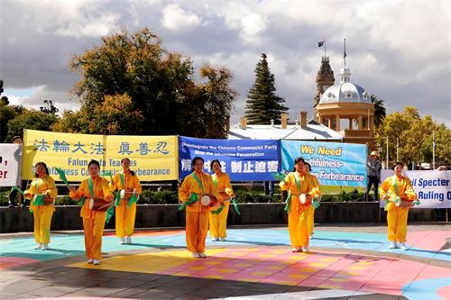 '圖10：法輪功腰鼓隊在集會上表演。'