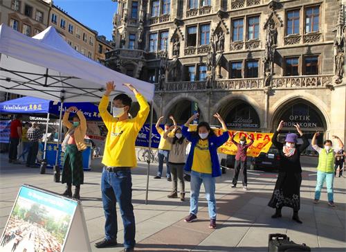 '圖1：二零二一年三月三十日，德國慕尼黑法輪功學員在瑪琳廣場（Marienplatz）舉辦信息日活動。'