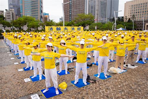 '圖9～12：二零二一年四月二十五日在台北市政府前廣場舉行紀念中國法輪功學員四・二五和平上訪二十二週年記者會，記者會後法輪功演煉五套功法的大煉功活動。'