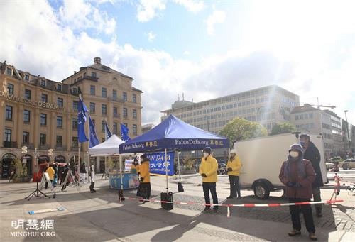 '圖1：二零二一年五月五日，法輪功學員在德國慕尼黑卡爾斯廣場（Karlsplatz）舉辦活動。'