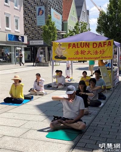 '圖1：二零二一年七月十日，德國法輪功學員在南部格平根市（Göppingen）小城舉辦信息日活動。圖為法輪功學員展示功法。'