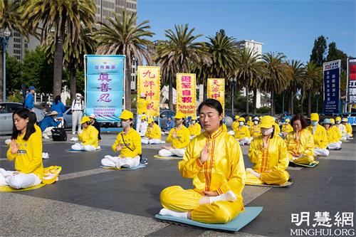 '圖1～2：法輪功學員在渡輪大廈前廣場煉功'