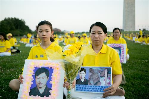 '圖8：徐鑫洋（左）與母親遲麗華（右）手捧父親徐大為的遺像。'