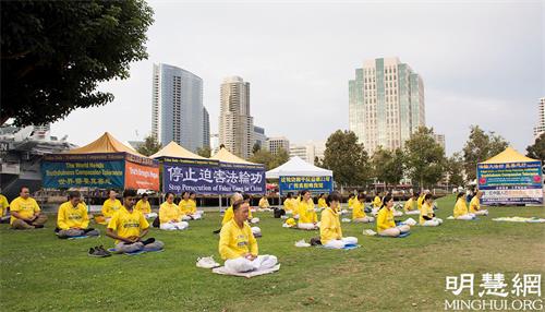 '圖1～3：2、3：加州聖地亞哥法輪功學員在當地著名景點中途島航母博物館附近舉行集體煉功'