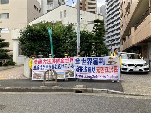 '圖2～3：在名古屋中領館前的抗議活動。'