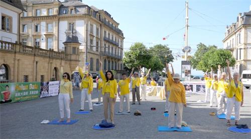 '圖9：法輪功學員煉功'