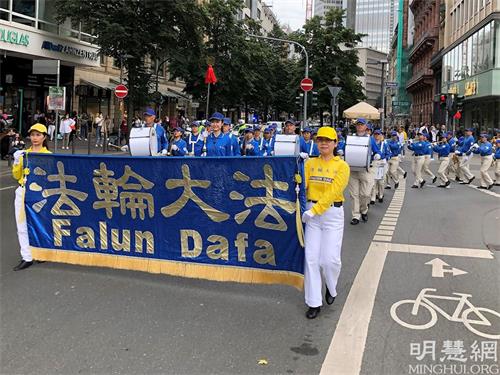 '圖1：天國樂團在法蘭克福市中心演奏'