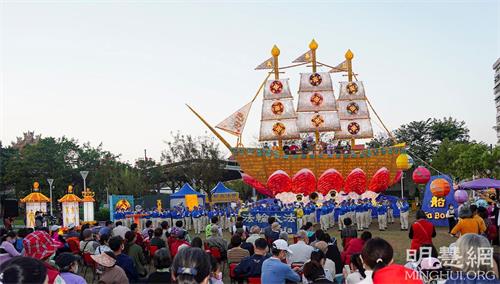 '圖1：二月一日至二月二十八日，巨型「法船」花燈於高雄岡山公園展出一個月，天國樂團和腰鼓隊前來表演，數萬民眾紛至沓來，登船祈福，體驗美好善願的傳統習俗。。'