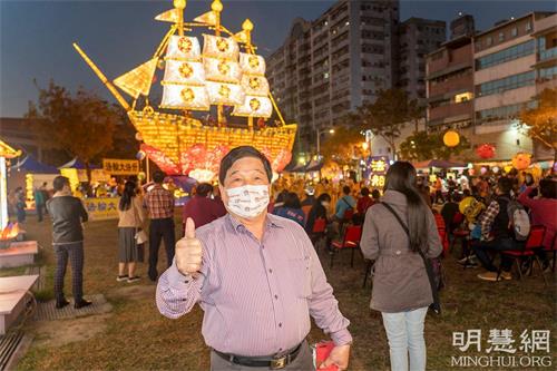 '圖8：高雄岡山恒懋五金有限公司總裁吳太郎讚揚真善忍精神能帶動社會祥和氣息，對後代品德教育很重要。'