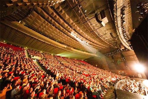 '圖2：二零二二年三月一日至五日神韻環球藝術團在巴黎國際會議中心（Palais des Congrès de Paris）上演七場，各界主流精英慕名前來觀賞，週末場演出連續爆滿。圖為三月五日下午場演出大爆滿的盛況。（大紀元）'