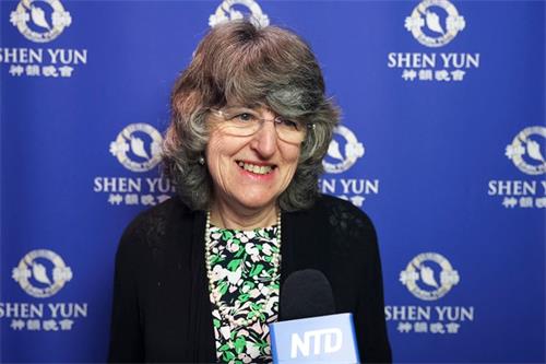 '圖8：英國芬利男爵夫人（Baroness Finlay of Llandaff）讚神韻：「一場壯麗的演出，是視覺和精神的盛宴！」（新唐人電視台）'