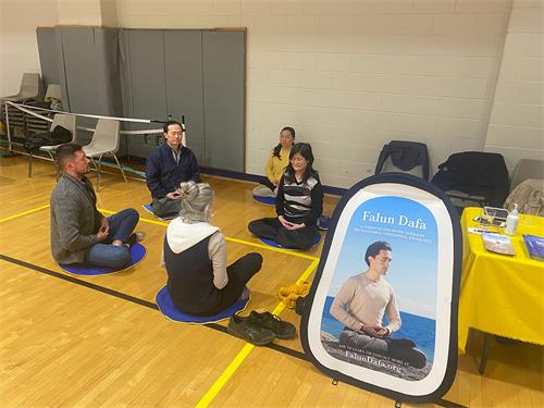 圖5～7：有的民眾當場學功（法輪功學員提供）