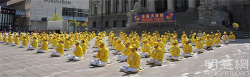 圖1～2：二零二二年四月二十三日，溫哥華部份法輪功學員在市中心的藝術館門前集體煉功。