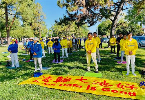 圖2：同天，舊金山南灣的部份法輪功學員在聖荷西卡塔爾迪公園集體煉功。