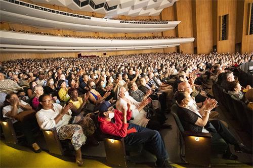 圖6：二零二二年五月七日和八日，神韻環球藝術團在美國長灘市長灘會展娛樂中心露台劇院連演三場演出，場場一票難求。圖為八日演出大爆滿的盛況。（大紀元）