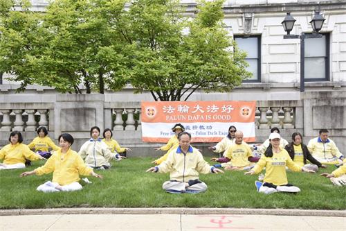 '照片9：新澤西州法輪功學員在首府春頓市市政大樓前集體煉功'