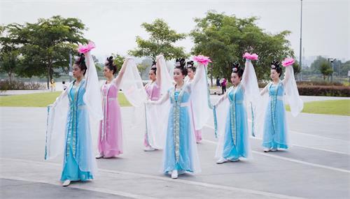 '圖7～8：馬來西亞法輪功學員在吉隆坡著名的休閒公園──蒂蒂旺沙湖濱公園廣場，舉行法輪大法洪傳30週年慶祝活動，圖為仙女隊。'