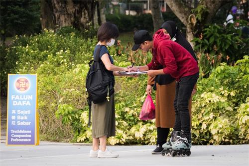 '圖10：民眾簽名支持法輪功反迫害。'