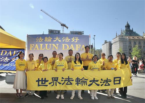 圖1: 二零二二年五月十四日，部份參加活動的法輪功學員給師尊祝壽，恭祝師尊生日快樂。