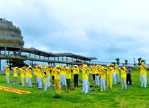 圖1～2：慶祝世界法輪大法日，台東法輪功學員集體煉功，展現功法美好。