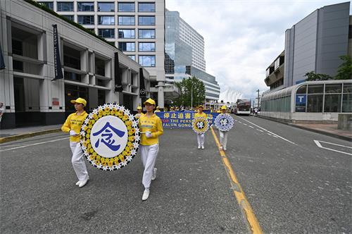 圖7：法輪功學員在遊行中手持花圈，紀念被迫害致死的同修。