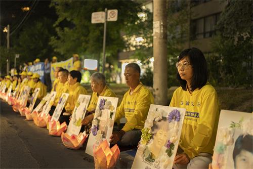 圖13～17：部份法輪功學員們來到中領館前舉行反迫害23年燭光悼念