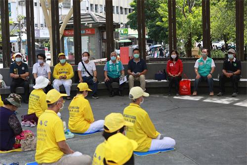 '圖2：到場正義支持「法輪功反迫害二十三週年 天滅中共 結束迫害」記者會活動的來賓，後排右起林宏銘、周振村、林麗、趙傳敏、吳文進、賴瑞鼎、林義涵及黃適超。'