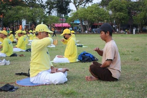 '圖5：民眾學習法輪功第五套功法-打坐'