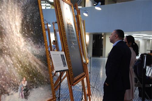 圖1～7：在多倫多市政中心（Toronto City Hall）舉辦了為期一週的「真善忍國際美展」，圖為畫展現場，人們駐足觀看法輪功學員的畫作