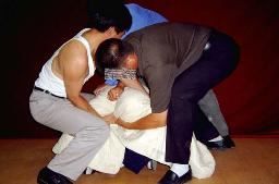 '中共酷刑示意圖：用棉被等物捂/悶'