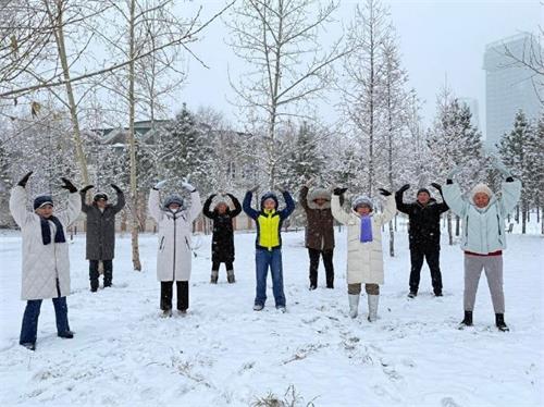 '蒙古國大法弟子在戶外煉功'