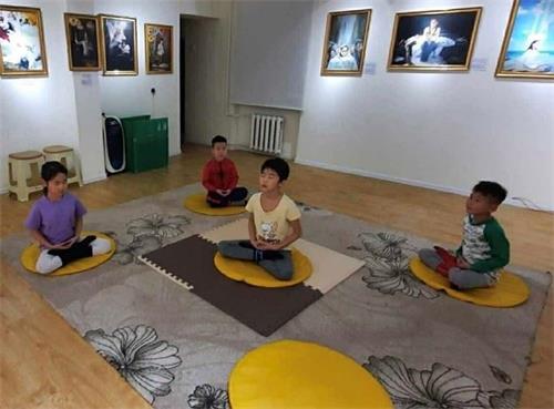 '喬龍達瑞的孫輩們在煉功'