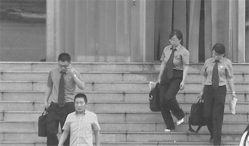 '二零一五年六月十九日，三河市法院對王佔青等四位法輪功學員非法庭審結束後，畢立恆帶領公訴人芮爽、申倩芳和檢方書記員王朝陽從法院大樓走出來。'