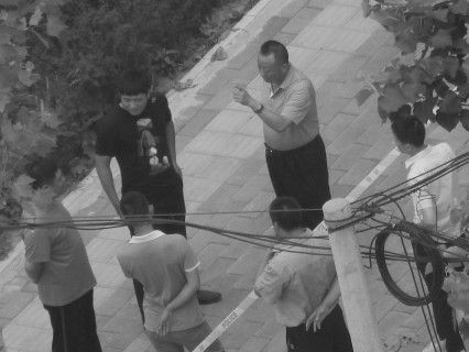 '二零一五年八月七日，三河市法院對法輪功學員王佔青等四人第三次非法非法開庭。一大早，國保大隊長石連東（中）布置任務，穿綠上衣者是李偉。'