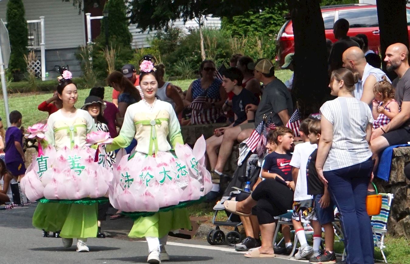 '圖1~5:新澤西州法輪功學員在遊行中表演腰鼓舞、蓮花舞以及演示法輪功功法,受到觀眾熱情歡迎和支持。'