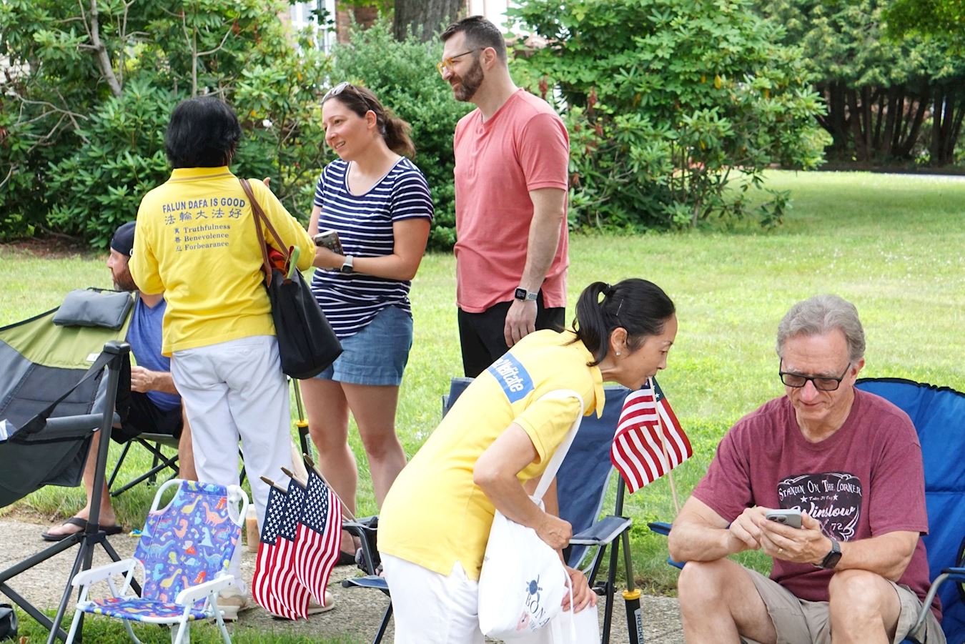 '圖6~10:沿途的觀眾高興地從法輪功學員手中接過真相材料,了解大法的美好。'