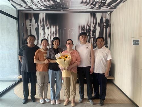 '劉麗傑和家人及代理律師離開黑龍江省女子監獄的合影'