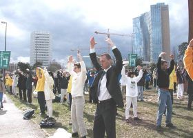 近千法輪功在日內瓦示威 抗議中國實施國家恐怖主義