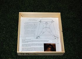 臧愛霞展出了瞿延來出獄後頭部的照片以及她為瞿延來寫的受迫害經歷