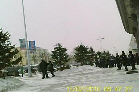 '警察用擔架把李秀芹抬進法院'
