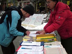 '人們簽名譴責中共迫害法輪功'