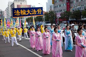 美麗的仙女告訴民眾「法輪大法好」。